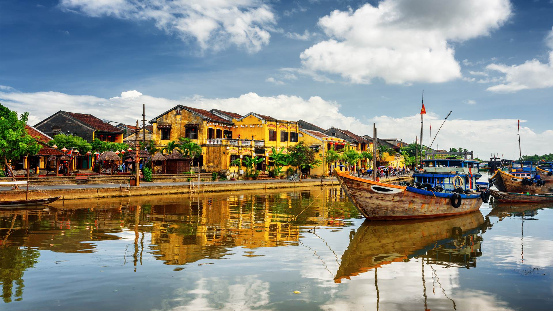 hinh-anh-hoi-an-day-binh-yen-luc-sang-som