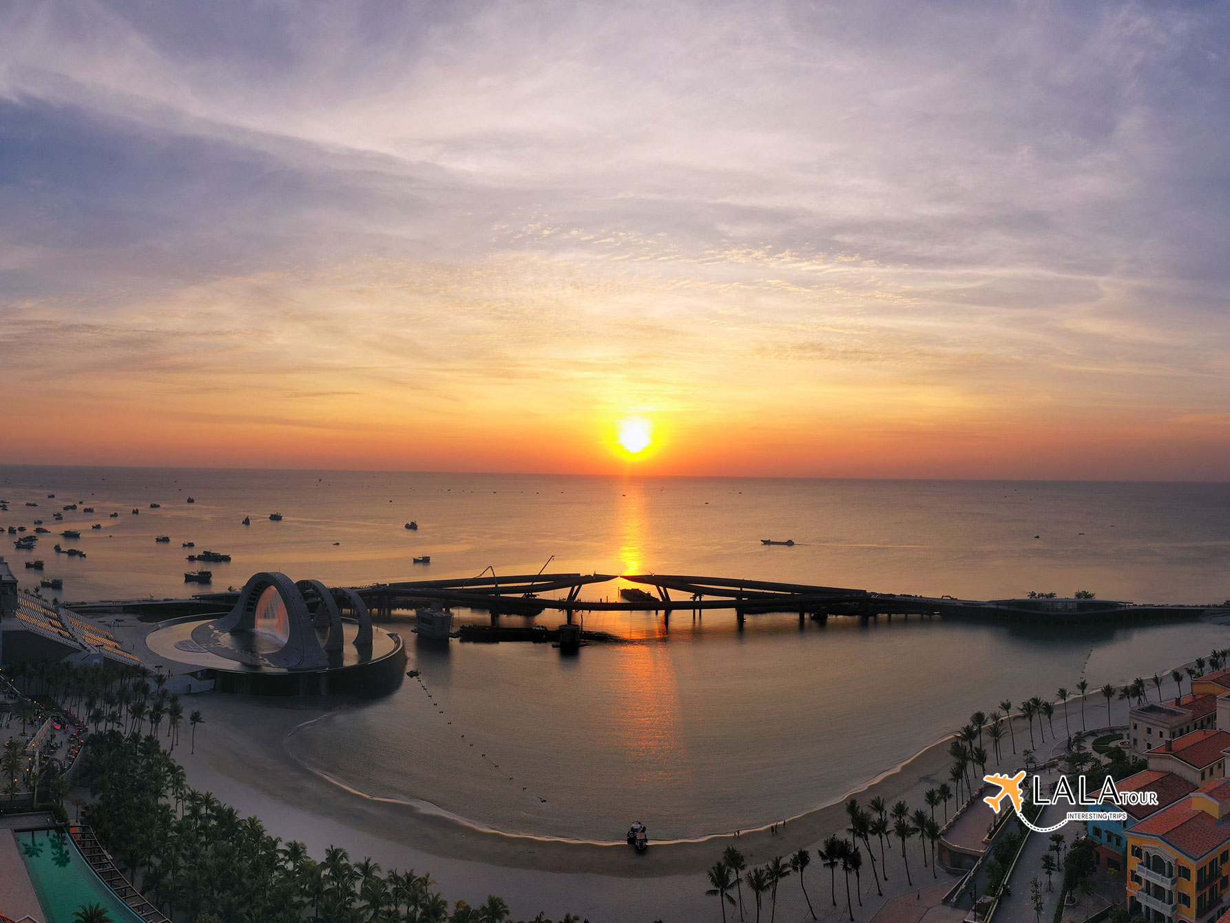 bridge kiss in sunset town sunworld phu quoc