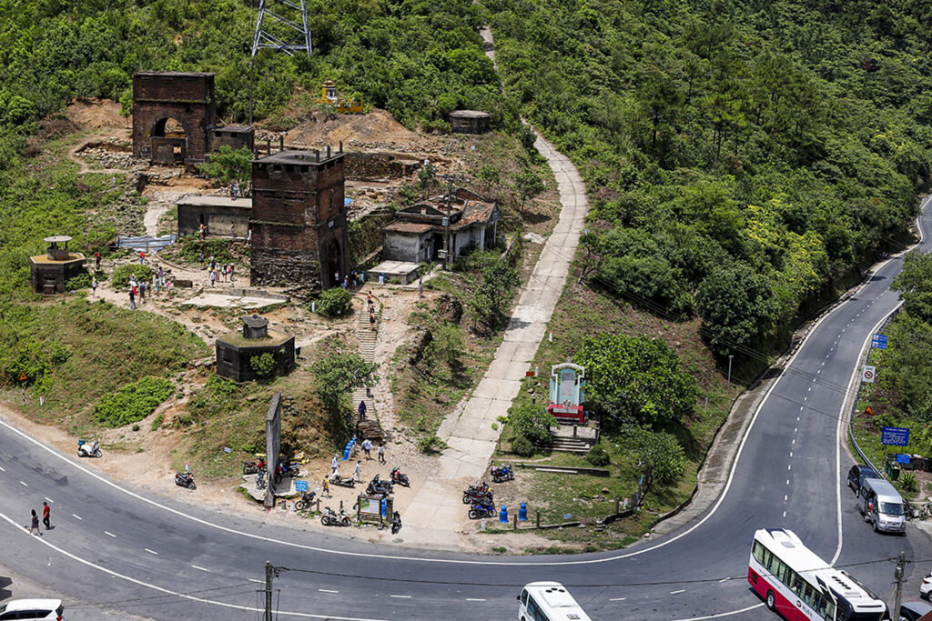 After restoration, Hai Van Quan, the place with "the most majestic scenery in the world", retains its majestic beauty amidst the magnificent landscape of Hai Van Pass, making many tourists hope that the scenic spot will soon be opened to admire.