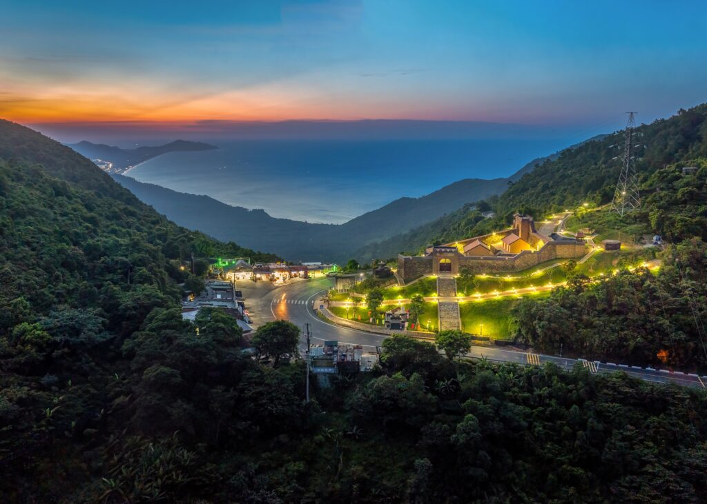 After restoration, Hai Van Quan, the place with "the most majestic scenery in the world", retains its majestic beauty amidst the magnificent landscape of Hai Van Pass, making many tourists hope that the scenic spot will soon be opened to admire.